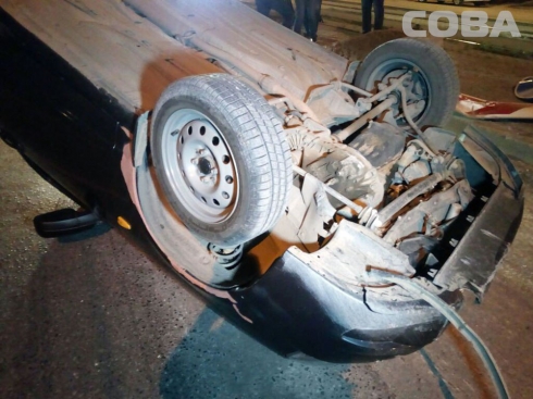 На улице Машиностроителей, врезавшись в трамвайную остановку, перевернулась Lada Priora