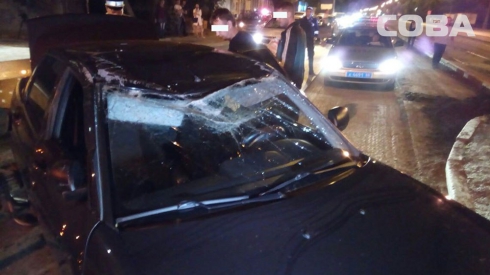 На улице Машиностроителей, врезавшись в трамвайную остановку, перевернулась Lada Priora