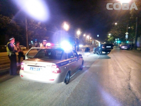 На улице Машиностроителей, врезавшись в трамвайную остановку, перевернулась Lada Priora