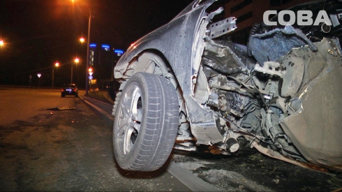 Врезался в столб: на улице Токарей в Екатеринбурге погиб водитель Honda Civic