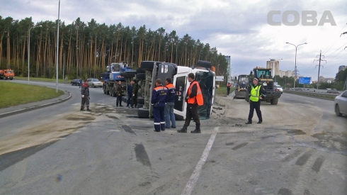 В Екатеринбурге опрокинулся грузовик с песком. Пострадавших нет