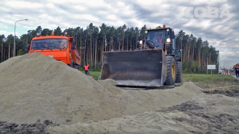 В Екатеринбурге опрокинулся грузовик с песком. Пострадавших нет