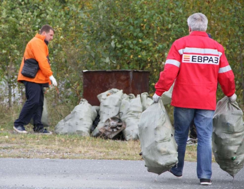 Рабочие двух уральских предприятий вышли на субботник