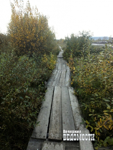 В свердловском селе ученики ходят в школу в темноте и по бездорожью