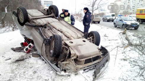 На ВИЗе перевернулся автомобиль