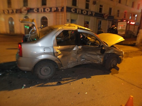 В Кургане Renault Logan и Ford Focus не поделили перекресток