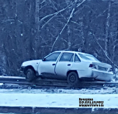 В Екатеринбурге «Дэу-Нексия» налетела на дорожное ограждение