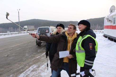 «Женский патруль ГИБДД» поздравил уральских мужчин