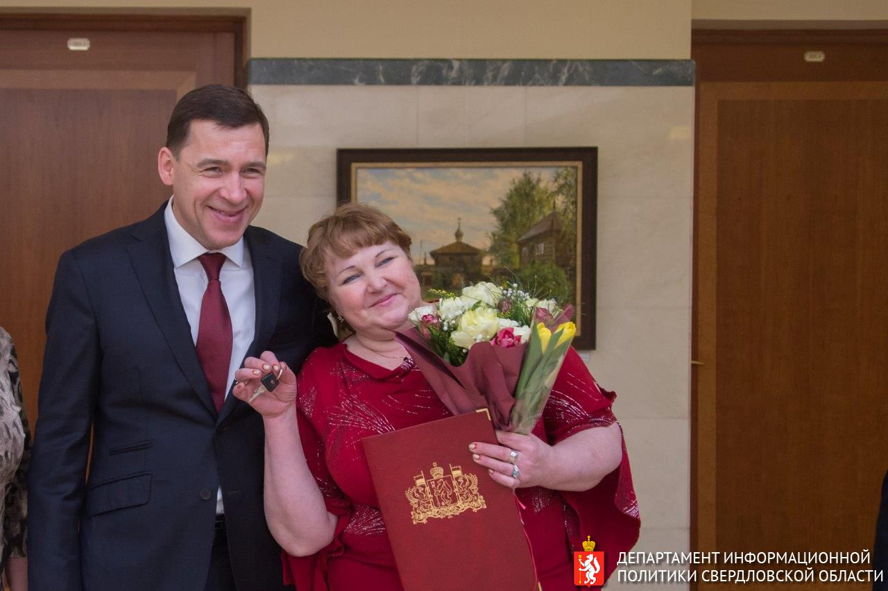 Ключи от губернаторского автомобиля получила лучшая доярка Свердловской области в канун 8 Марта Ключи от губернаторского автомобиля получила лучшая доярка Свердловской области в канун 8 Марта