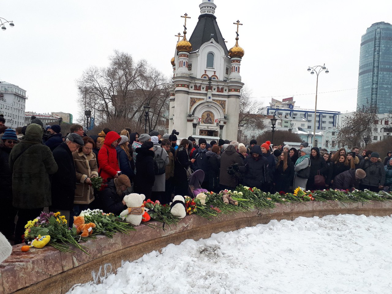 В Екатеринбурге проходит акция в память о погибших в Кемерове (ФОТО)