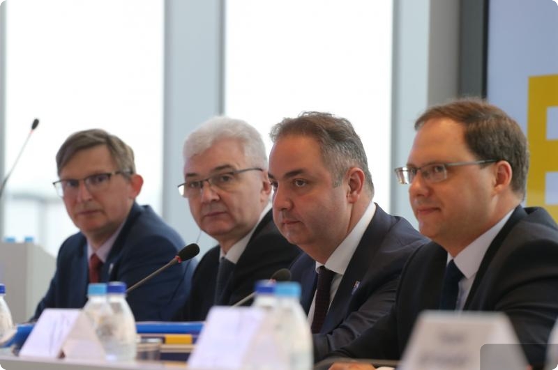 Евгений Куйвашев презентует делегации МБВ заявочное досье Екатеринбурга на ЭКСПО-2025 Евгений Куйвашев презентует делегации МБВ заявочное досье Екатеринбурга на ЭКСПО-2025