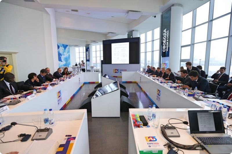 Евгений Куйвашев презентует делегации МБВ заявочное досье Екатеринбурга на ЭКСПО-2025 Евгений Куйвашев презентует делегации МБВ заявочное досье Екатеринбурга на ЭКСПО-2025