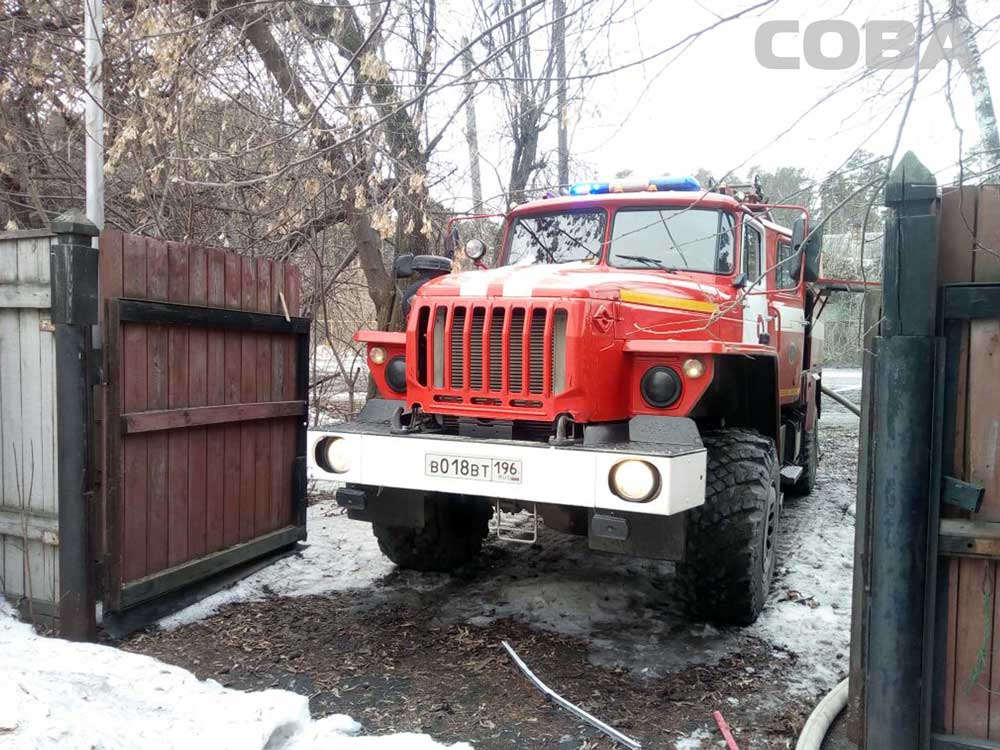В Екатеринбурге горит заброшенный коровник