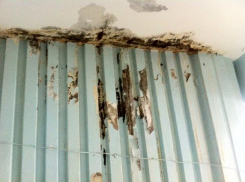 В детской поликлинике Серова протекает крыша. Вода капает на коляски