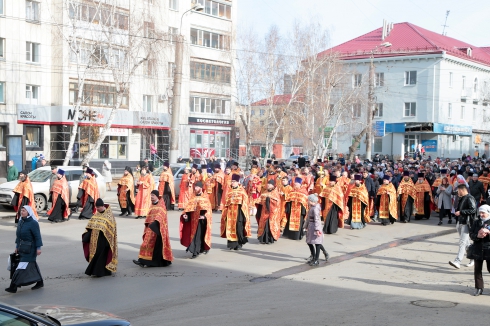Пасхальный крестный ход в Кургане собрал до тысячи человек