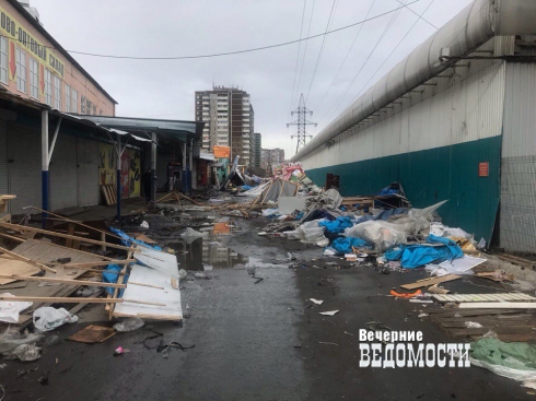 Власти Екатеринбурга снесли стихийный рынок возле «Таганского Ряда»