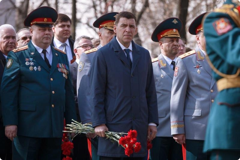 В Екатеринбурге возложили цветы к памятнику Жукова В Екатеринбурге возложили цветы к памятнику Жукова