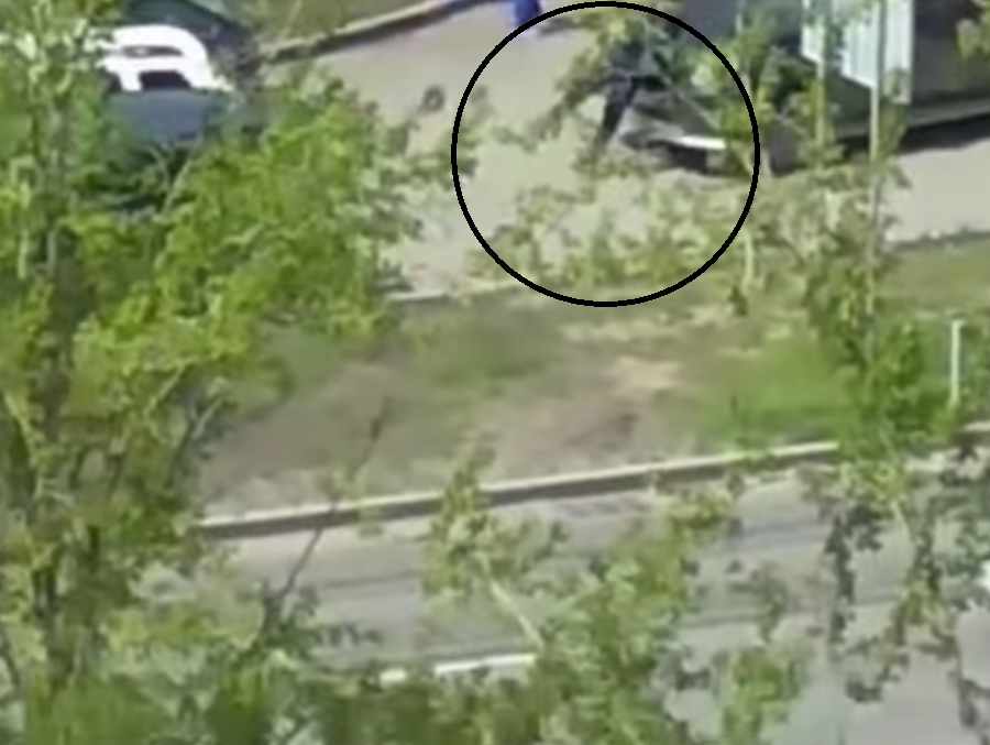 Екатеринбурге внедорожник наехал на сотрудника скорой помощи