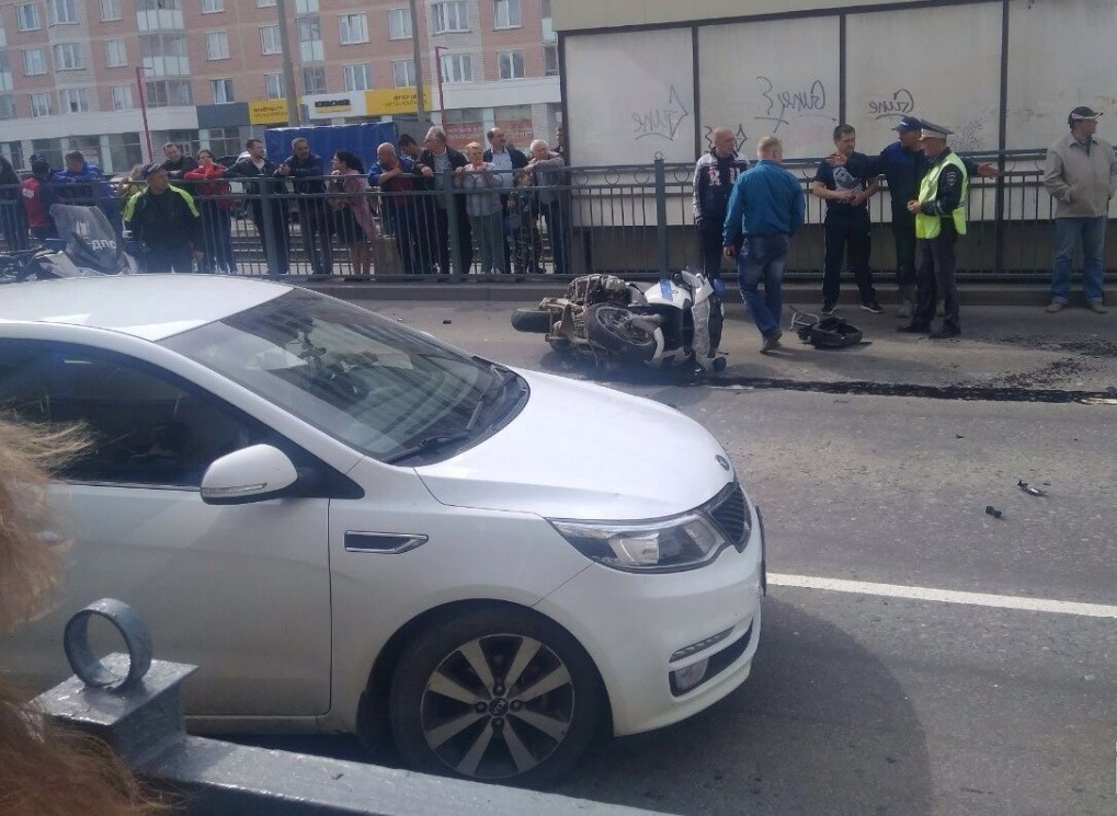В Екатеринбурге при попытке остановить нарушителя разбился инспектор мотовзвода ГИБДД (ФОТО, ВИДЕО)