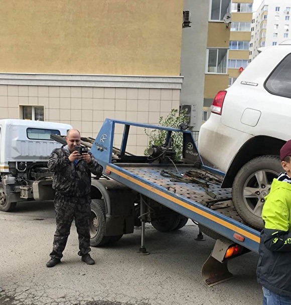 В Екатеринбурге инспектор ГИБДД едва не эвакуировал машину с ребёнком внутри