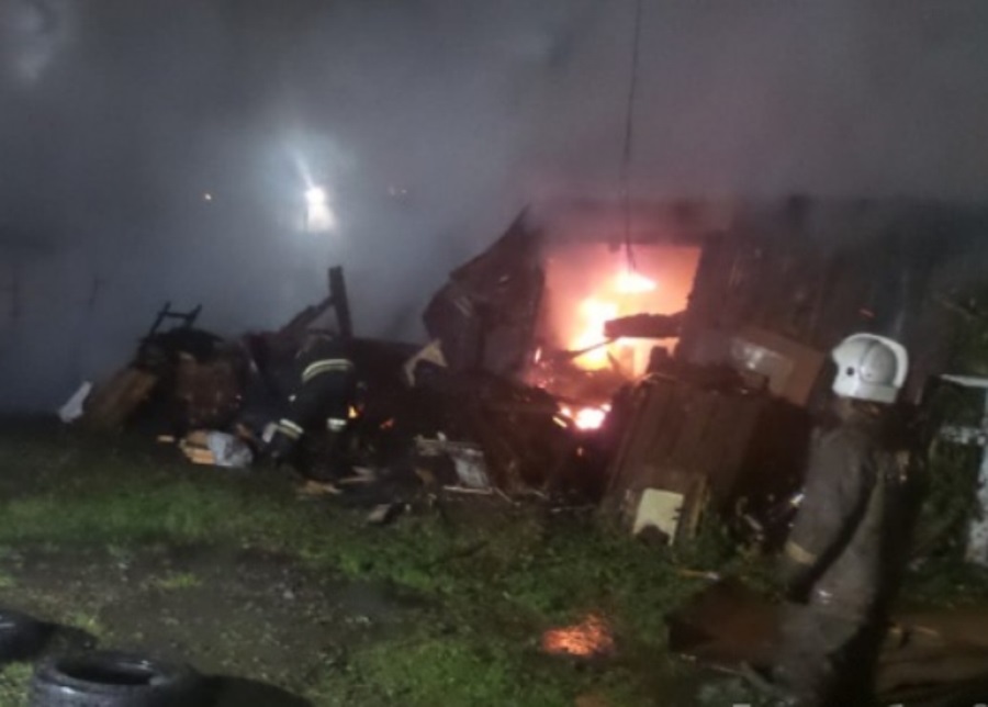 В Екатеринбурге жители горевшего в районе Южного автовокзала дома уверены: дом подожгли