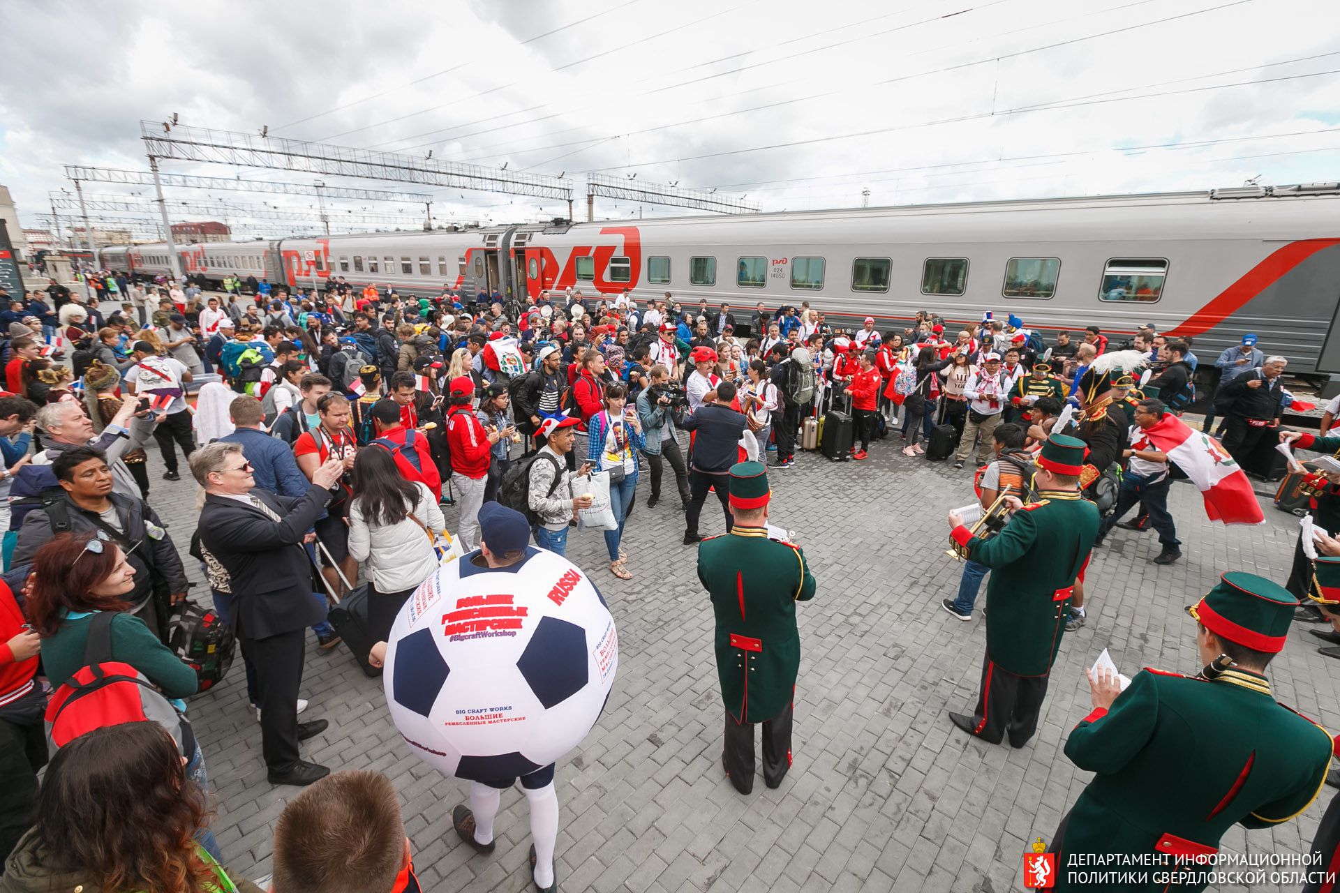 Такого Екатеринбург не видел со времён первомайских демонстраций в Советском Союзе. От поезда до стадиона. Без слов