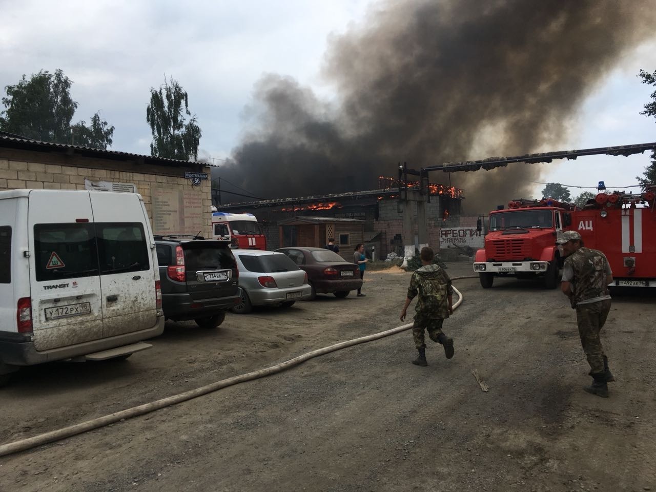 Мебельный цех горит в Нижнем Тагиле