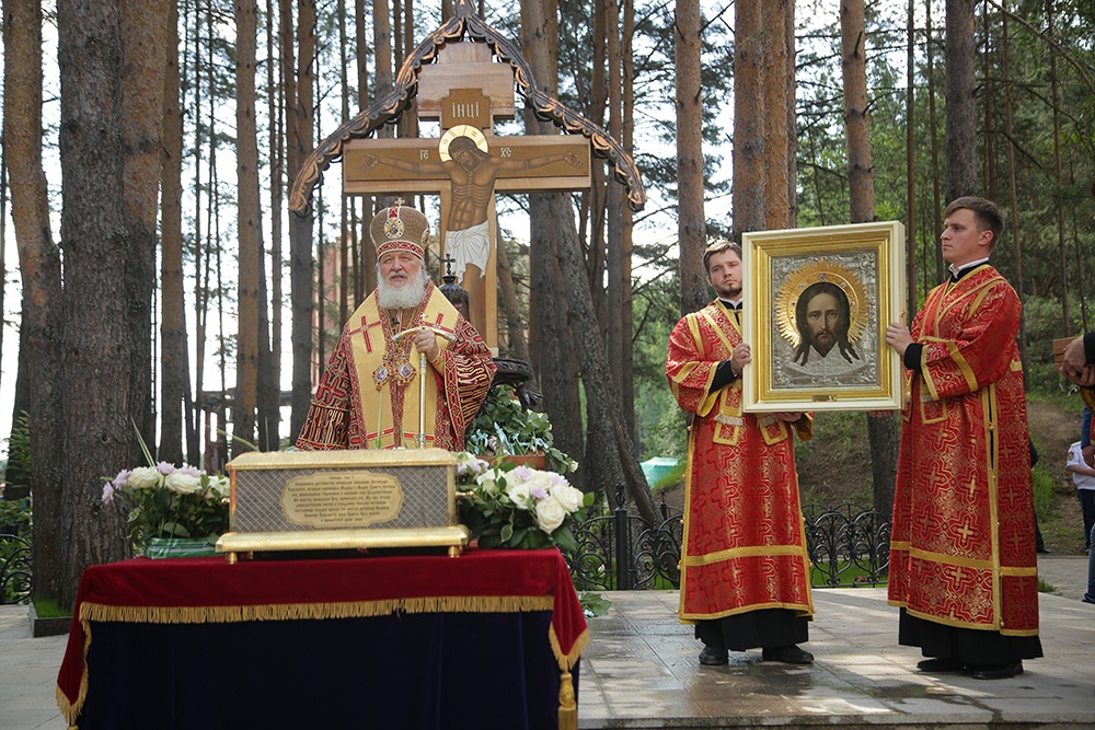 Патриарх Кирилл освятил храм в честь Феодоровской иконы Божией Матери в Алапаевске