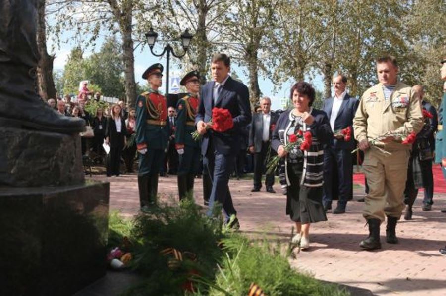 В поселке Исток открыли памятник бойцу группы «Альфа» Александру Гуменюку