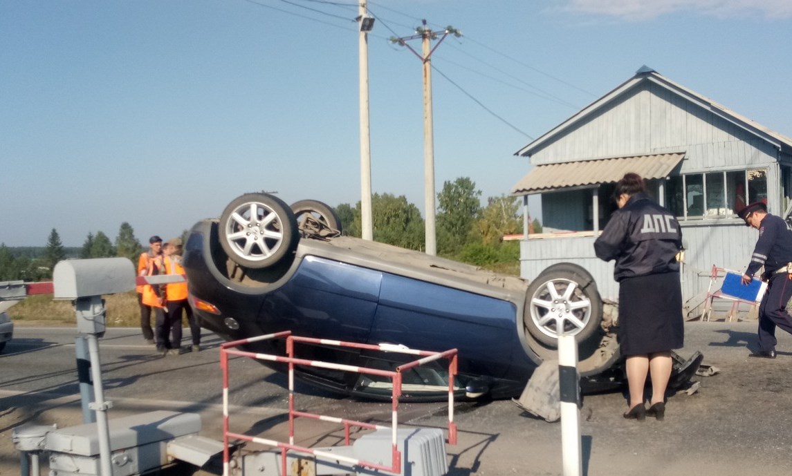 В Свердловской области у станции Марамзино автомобиль перевернулся прямо на ж/д переезде