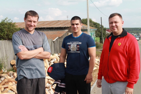 Свердловские общественники помогли пенсионерке подготовиться к зиме