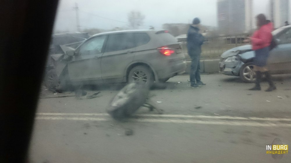 Жёсткая автомобильная «заруба» на улице Щербакова в Екатеринбурге, но, к счастью, обошлось без жертв