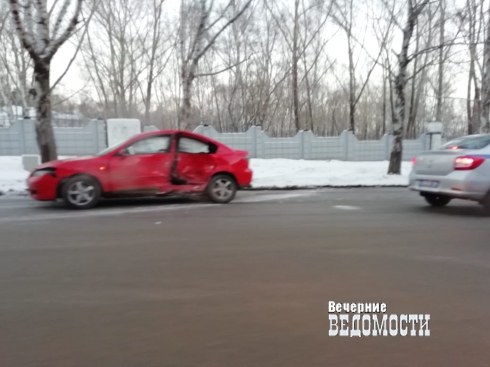 В Екатеринбурге в ДТП «расхлестались» две иномарки