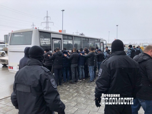 В Екатеринбурге силовики на рынках задержали более 150 гастарбайтеров