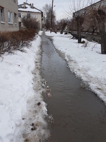 В Свердловской области растаял «город-сугроб», превратившись в огромную лужу