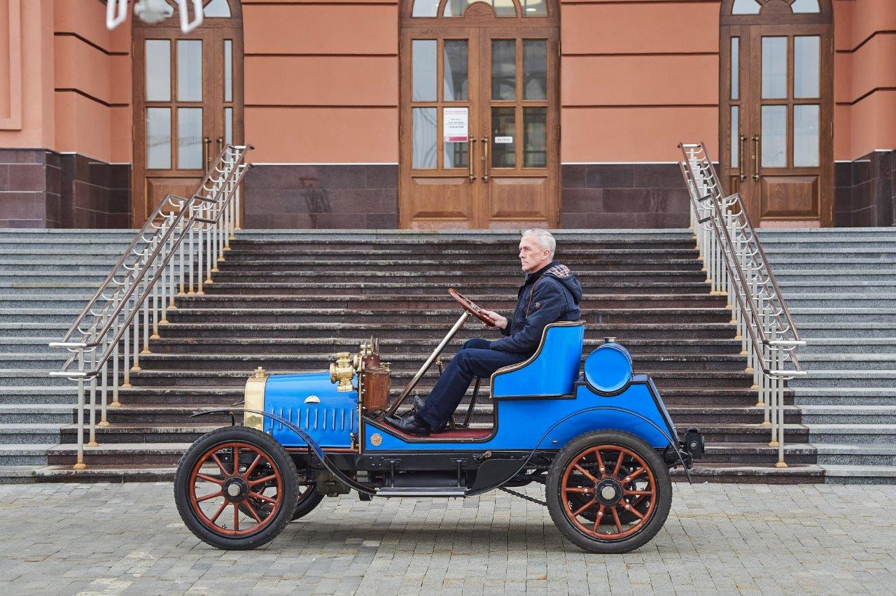 Столетний автомобиль французских промышленников приехал в Екатеринбург