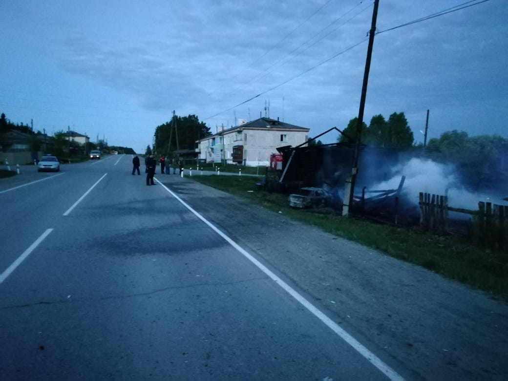 В селе Бутка женщина-водитель устроила ДТП, врезавшись в хозяйственные постройки жилого дома