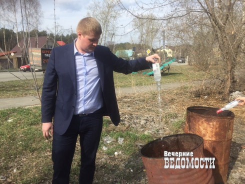 В Екатеринбурге общественники и журналисты «ликвидировали» партию алкоголя на Шарташе 