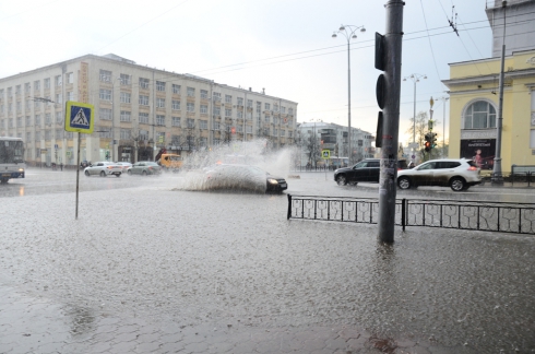 В Екатеринбурге прошла первая гроза с ливнем и градом (ФОТО)