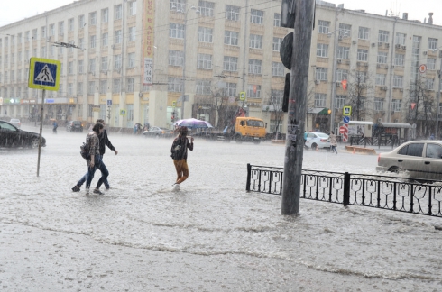 В Екатеринбурге прошла первая гроза с ливнем и градом (ФОТО)