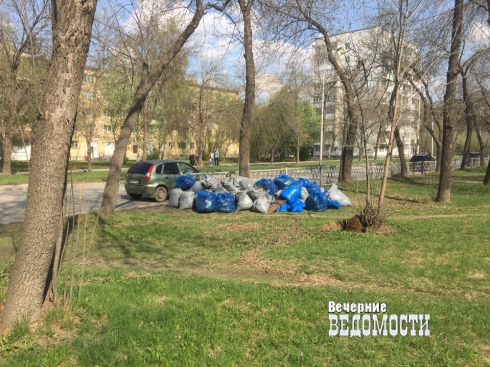 В Екатеринбурге прошел «консульский» субботник в сквере, названном в честь армянского композитора