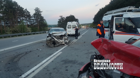 Оба автомобиля всмятку: в Екатеринбурге произошло ДТП