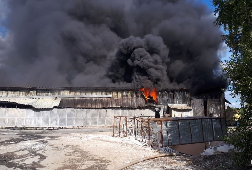 В Екатеринбурге горят склады на Сортировке В Екатеринбурге горят склады на Сортировке
