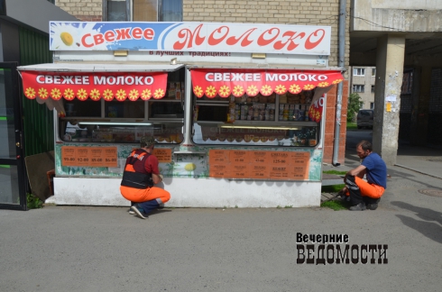 С Эльмаша и Уралмаша вывезли киоски с овощами, цветами и «молочкой» (ФОТО)