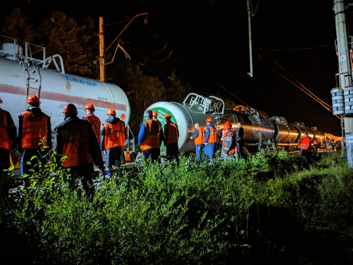 На Урале с рельсов сошли пять вагонов грузового поезда