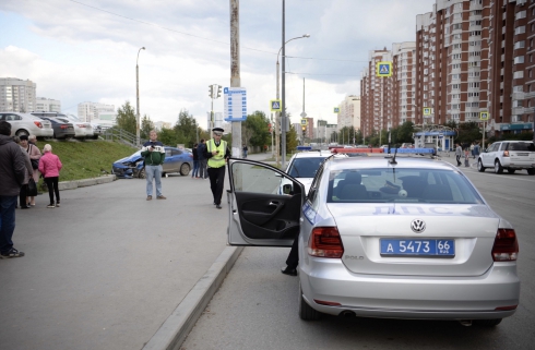 В Екатеринбурге легковушка после ДТП вылетела на тротуар и сбила пешеходов