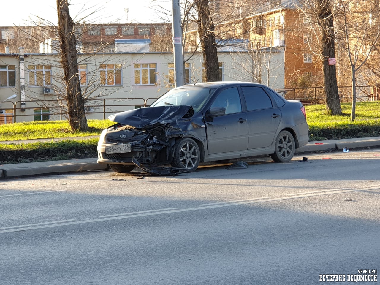 В Екатеринбурге на Восточной расхлестались две легковушки