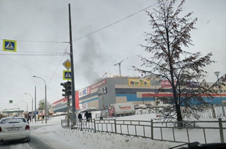 В Екатеринбурге из торгового центра эвакуировали 320 человек из-за пожара