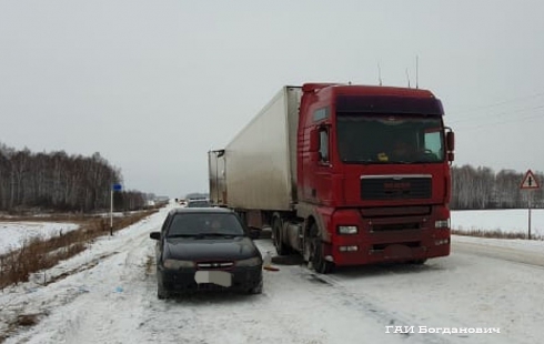 На уральской трассе столкнулись два грузовика