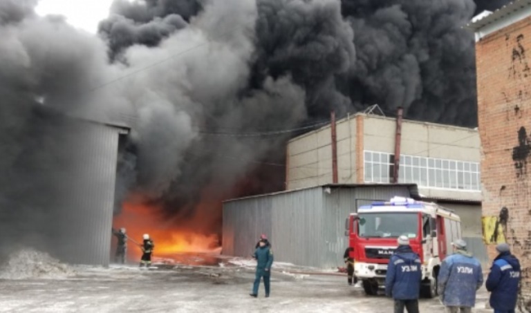 В Екатеринбурге крупный пожар на Уральском лакокрасочном заводе